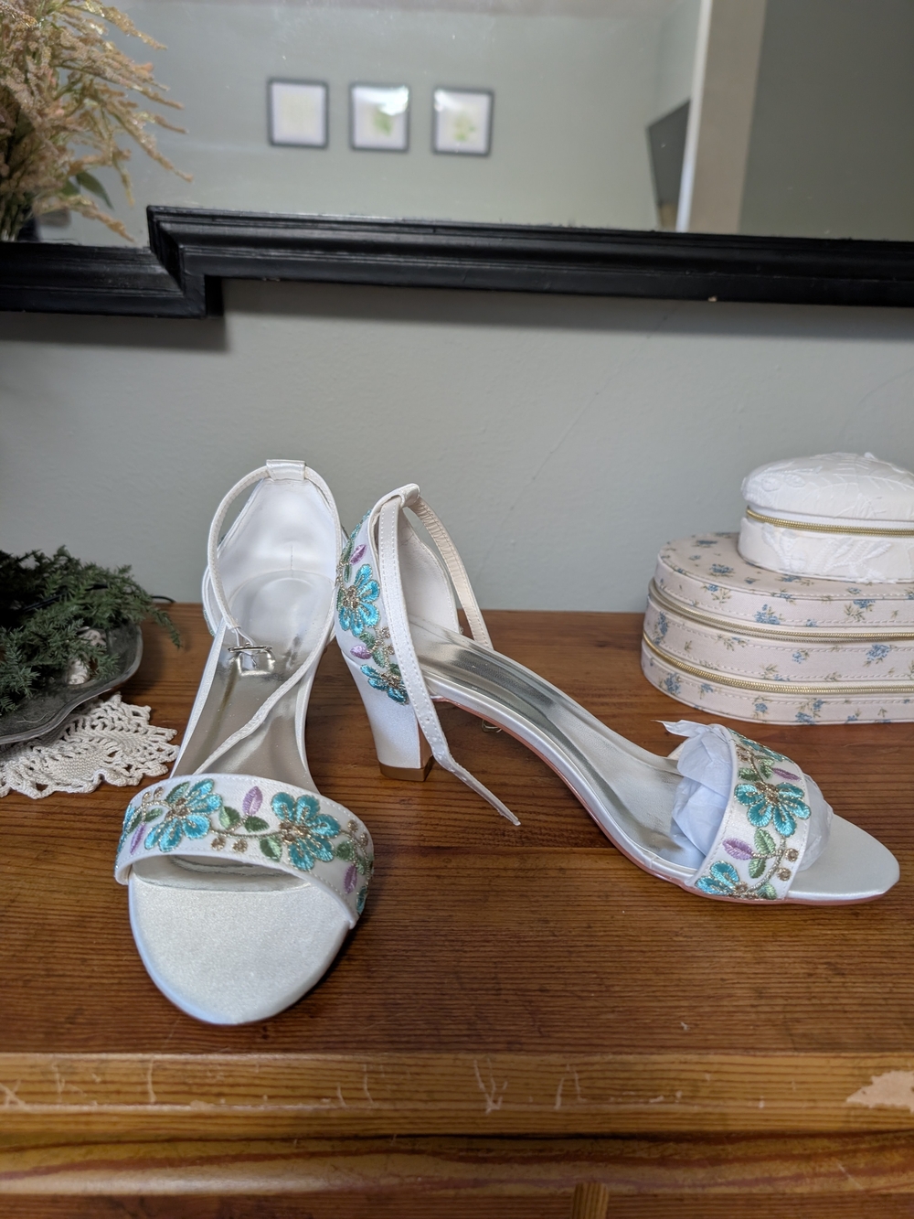 Embroidered White Floral Block Heel Sandals